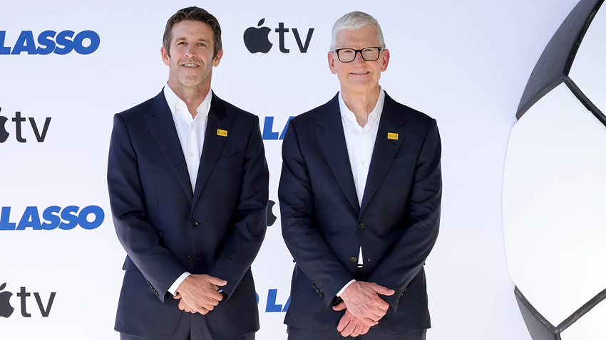 John Ternus und Tim Cook